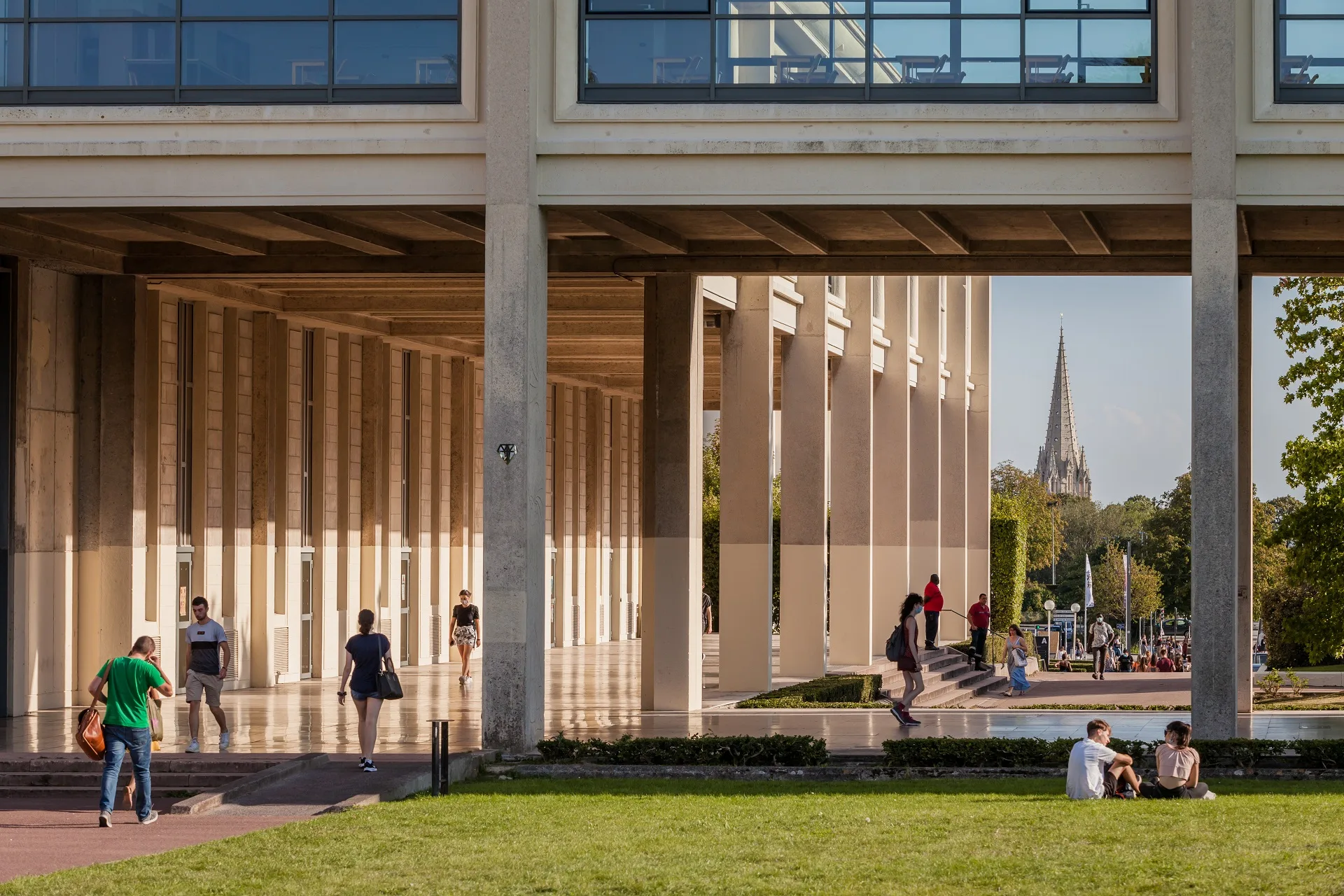 étudiants du campus universitaire marchant